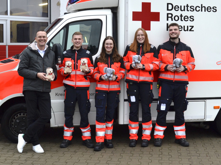 Eike Fromhage, Sparkasse Celle-Gifhorn-Wolfsburg (li.) mit Auszubildenden des Rettungsdienstes.