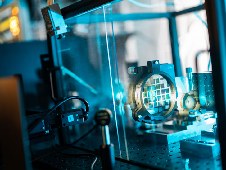 Nie dagewesene Präzision: Metaspiegel der TU Braunschweig stabilisieren Lasersysteme für Quantentechnologien. Bildnachweis: Jan Hosan/TU Braunschweig