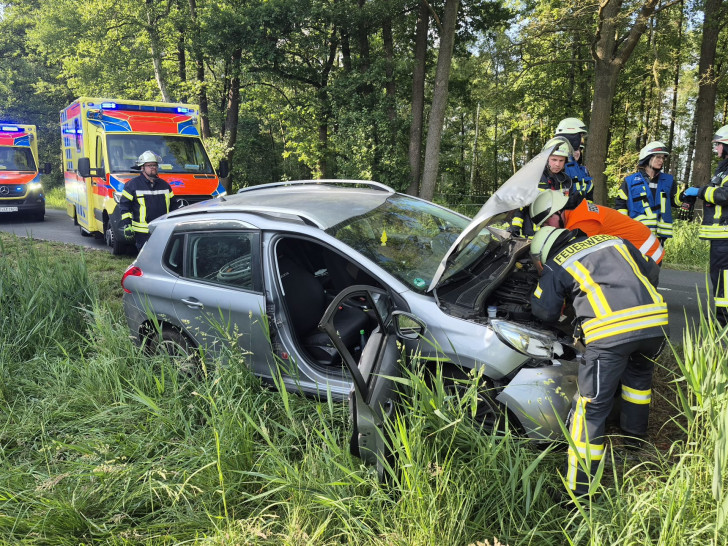 Die Einsatzkräfte am verunfallten Auto an der K85.