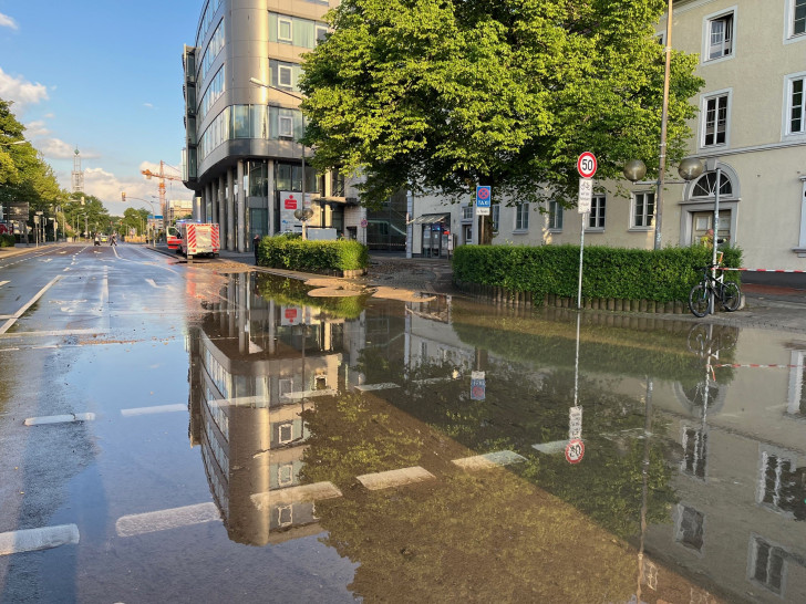 Der Wasserrohrbruch in der Pestalozziallee.