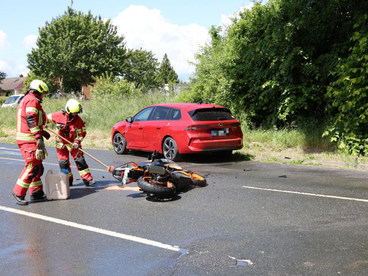 Die Feuerwehr reinigte die Straße.