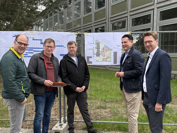Jens Brünig (Fachbereichsleiter Schule und Jugend), Karsten Moritz (Fachbereichsleiter Bauverwaltung), Staubaurat Oliver Bley, Bürgermeister Matthias Nerlich und Erster Stadtrat Johannes Jürgen Laub (v. li.).