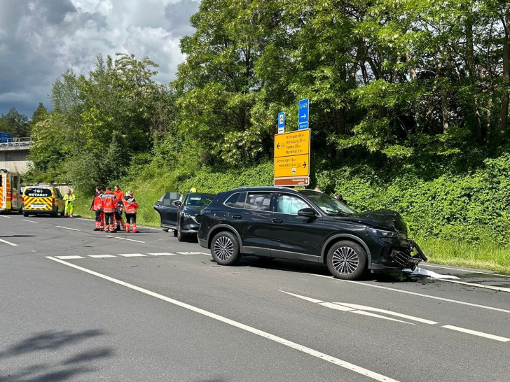 Die beteiligten Fahrzeuge an der Unfallstelle.