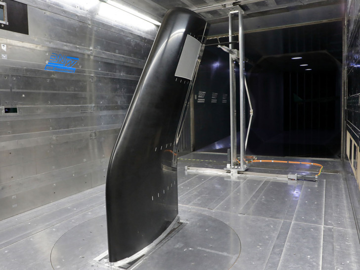 Der Sichelflügel in der Messstrecke des Niedergeschwindigkeits-Windkanal Braunschweig. Das 3D-gedruckte Absaugpaneel wurde im oberen Drittel des Flügels installiert und ist in grau zu erkennen.