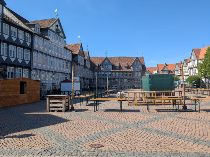 Der Aufbau für das Weinfest ist in vollem Gange. 