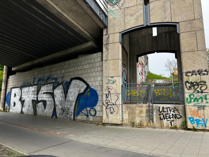 Hier in Gliesmarode finden sich viele Schmierereien mit Fußballbezug. Aufgrund des Gesamteindrucks wurde auf ein Verpixeln verzichtet.