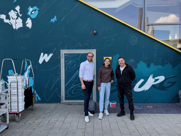 Wolfsburgs neustes Wandbild in der Entstehung: Jens Hofschröer (li.), Joelle Wedemeyer und Alee Mojahedi (v. li.).