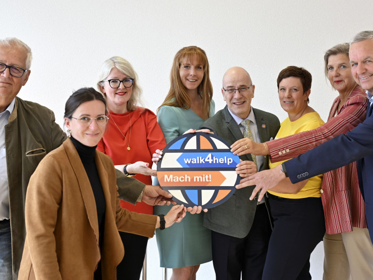 von links: Joachim Hansmann und Anne Lindwedel (Wald erleben im Peiner Land), Dr. Bettina Wilts (Kulturring), Maren Wegener (Bürgermeisterin der Gemeinde Lengede), Stefan Honrath (United Kids Foundations und Volksbank BRAWO), Nicole Böer (Kiwanis), Angela Denecke (Caritas) und Gerd Albrecht (Bürgermeister der Gemeinde Wendeburg) rufen zur Teilnahme am walk4help auf.