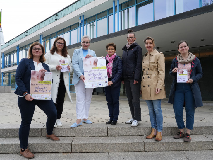 Dörthe Seidenthal-Klemt, Katharina Varga, Iris Bothe, Prof. Dr. med. Jacqueline Bauer, Stephanie Sachs (Ev. Johannes Kinder- und Familienzentrum), Dr. med. Isabell Voigt und Birte Neitzel präsentieren das Programm der Weltwoche der Geburt.
