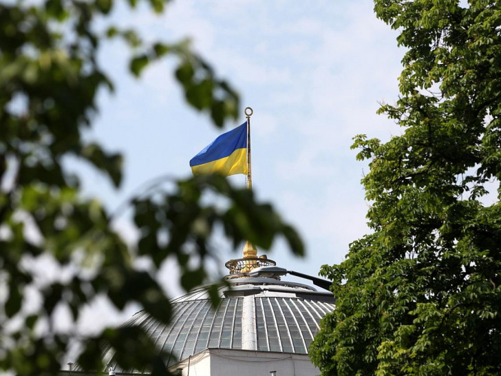 Ukrainische Flagge auf dem Parlament in Kiew (Archiv)