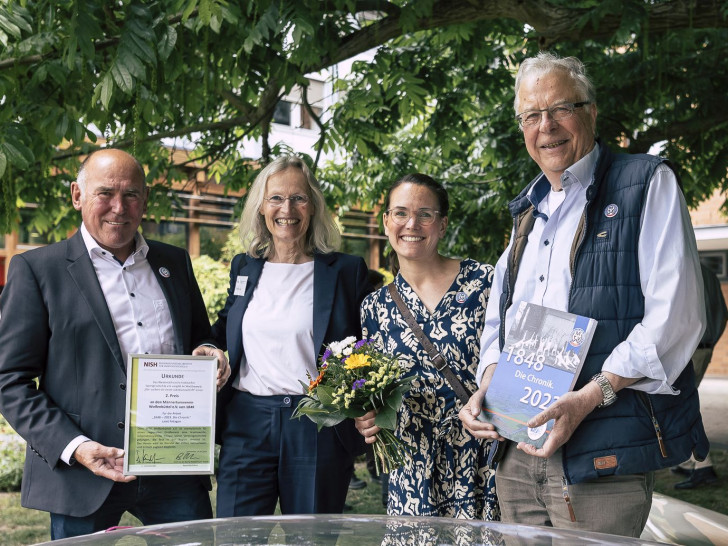 Dr. Hedda Sander (2. v. li.) vom Niedersächsischen Institut für Sportgeschichte gratuliert den Vertretern des Autorenteams aus Wolfenbüttel, Klaus Dünwald (li.), Crisca Dünwald und Dieter Kertscher, zum 2. Platz der besten Vereinschroniken des Landes. 