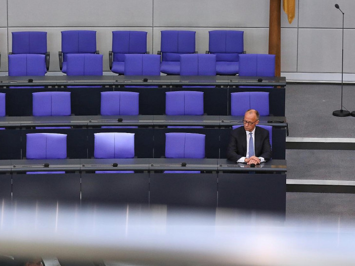 Friedrich Merz alleine auf der Regierungsbank am 06.05.2025