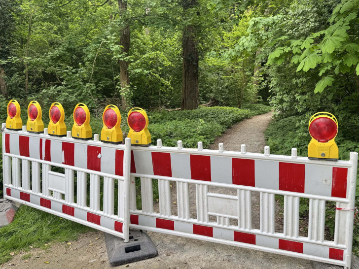 Gesperrter Weg im Vechelder Schlosspark.