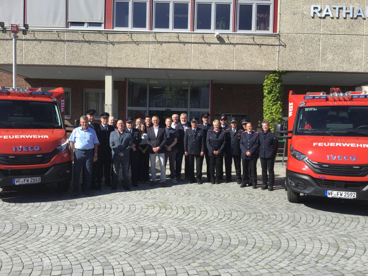 Strahlende Gesichter, bei Feuerwehr, Politik und Verwaltung vor dem Rathaus in Schöppenstedt bei der Fahrzeugübergabe