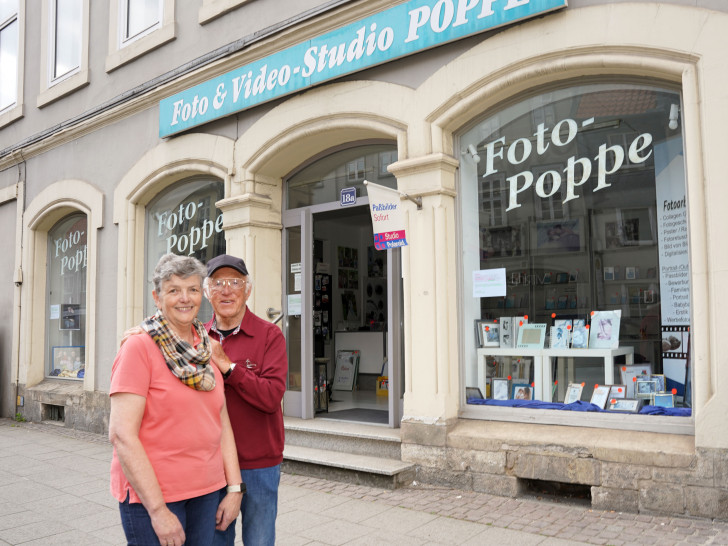 Marita und Wolfgang Poppe vor ihrem Ladengeschäft in der Breiten Herzogstraße.