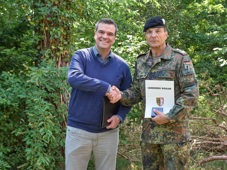 Landrat Dr. Alexander Saipa (links) zeichnet Oberst Dirk Waldau, Kommandeur des Landeskommandos Niedersachsen der Bundeswehr, mit der Ehrenmedaille des Landkreises Goslar aus.
