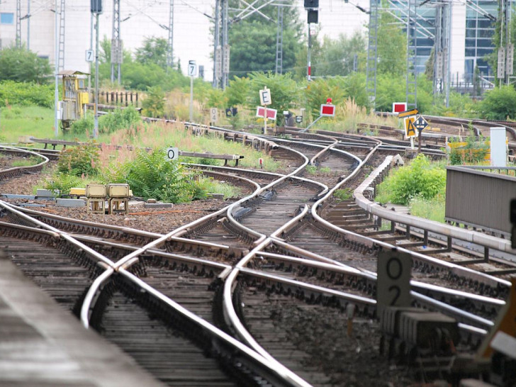 Schienen am Bahnsteig (Archiv)