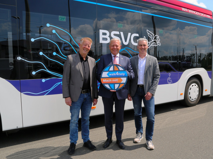 Jürgen Brinkmann (Vorstandsvorsitzender der Volksbank BRAWO, Bildmitte) mit den Geschäftsführern des Verkehrsverbunds Region Braunschweig (VRB) Jörg Reincke (links) und Ralf Sygusch (rechts).