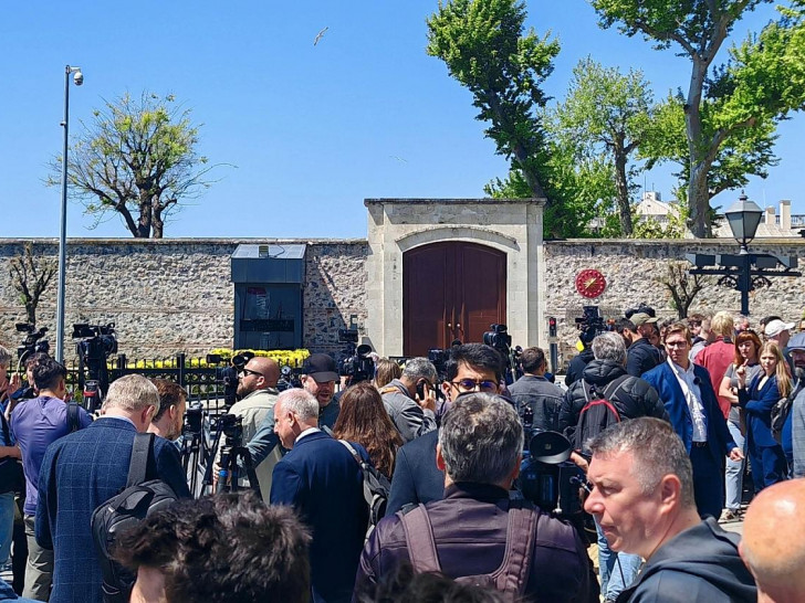 Journalisten warten in Istanbul auf das Russland-Ukraine-Treffen am 15.05.2025
