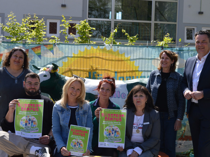 Mehtap Aydinloglu (Stabstelle Integration Landkreis), Artur Buschmann (Kita Süd), Justyna Schiffers (Leiter Kita Süd), Nadine Gaumert (Grille), Marion Friemel ( Leiterin Grille), Isabell Kowalk (Kirchenvorstandsvorsitzende Martin-Luther-Gemeinde).