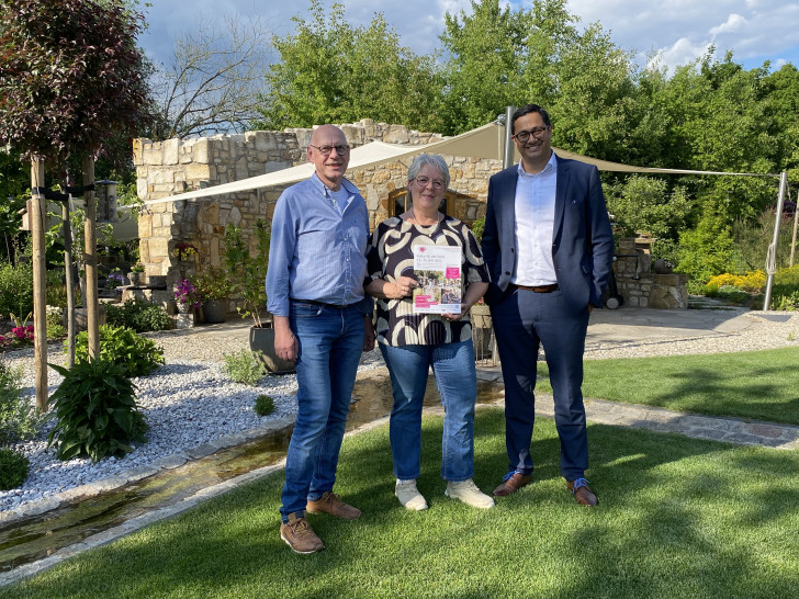 Von links nach rechts: Herbert Haun, Anne-Katrin Haun und Sikander Shah (Bereichsleiter Privatkunden Braunschweig der BLSK).