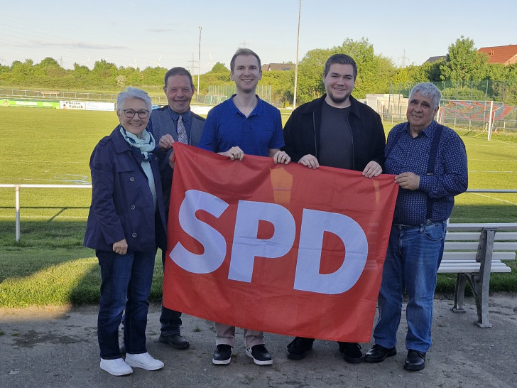 Brigitte Militschenko, Michael Malcharek, Dr. Alexander Ecke, Tom Ludwig (Abteilungsvorsitzender) und Muzaffer Perik (Ortsvereinsvorsitzender). Es fehlen Sabine Reinecke und Michaela Malcharek.