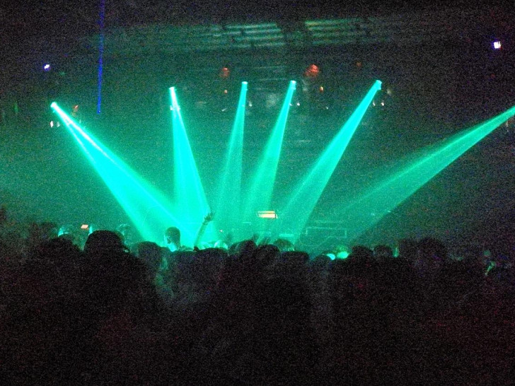 Tanzende in einem Techno-Club (Archiv)