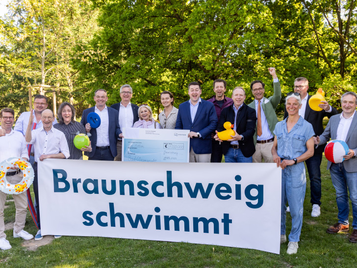 Bei der Übergabe des Schecks an Oberbürgermeister Dr. Thorsten Kornblum (v. li.): Justus Perschmann, Perschmann Holding, Christoph Gmyrek, Gmyrek Invest, Dr. Gary Blume, Alexandra Honcza, Krumpholz Bürosysteme GmbH, Dr. Christian Vollmer, Jens-Uwe Freitag, BS|Energy, Barbara Ding, Jonas Gnauck, New Yorker, Dr. Thorsten Kornblum, Dr. Christian Dahlheim, Volkswagen Financial Services AG, Marc Knackstedt, Öffentliche Versicherung, Florian Kroker, Max Kroker Bauunternehmung GmbH, Heike Belhustede, Michael Wittchow, Volksbank BRAWO eG, Jan-Peter Ewe, EWE Armaturen.