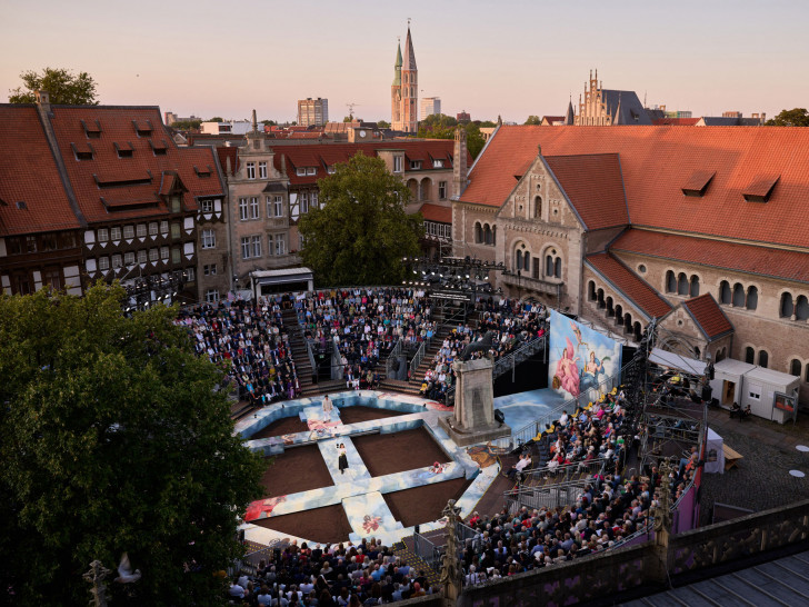 Abwechslungsreiche Veranstaltungen wie das Burgplatz Open Air laden Besucherinnen und Besucher zu guter Unterhaltung im Freien ein. 