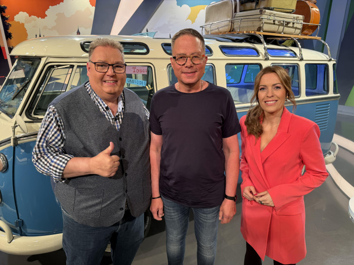 Nach der Live-Sendung gab es noch ein Erinnerungs-Foto mit den Moderatoren Michael Thürnau (li.) und Jule Gölsdorf.