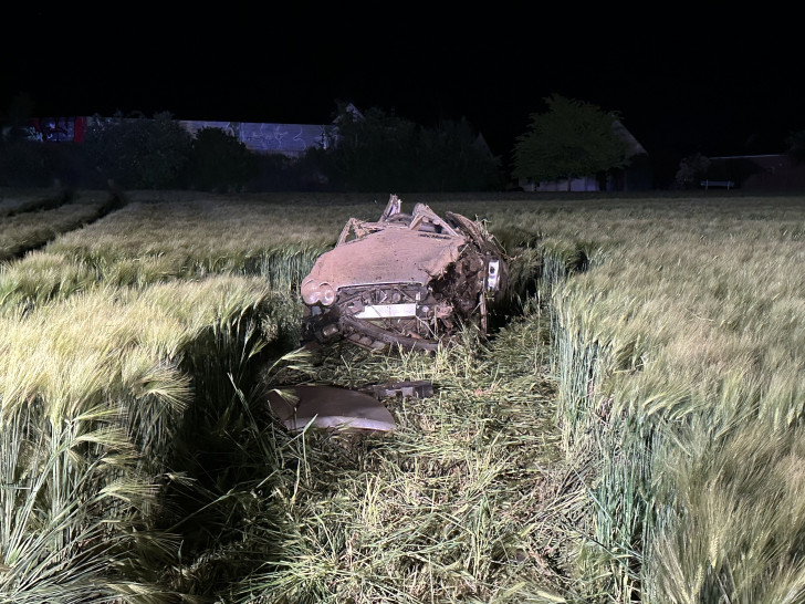 Auf der B444 kam es zu einem schweren Unfall, der Mercedes wurde total zerstört, der Fahrer schwer verletzt. 