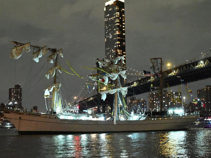Schiff rammt Brooklyn Bridge in New York City am 17.05.2025