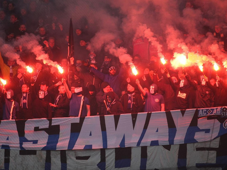 HSV-Fans mit Pyrotechnik (Archiv)