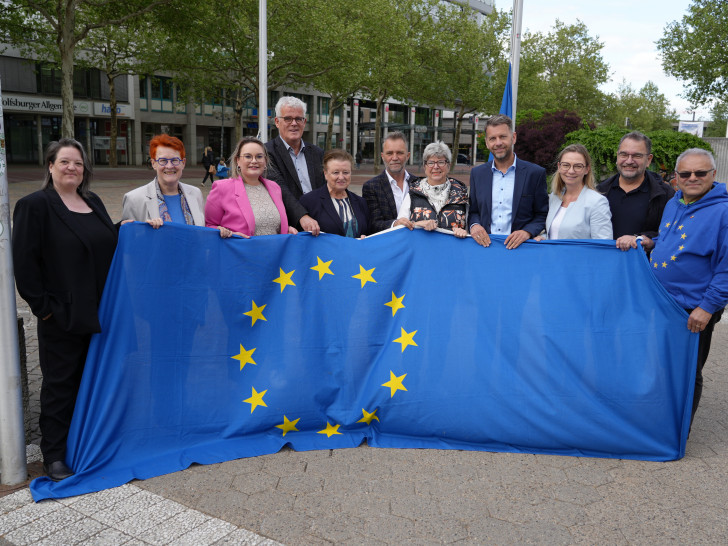 Oberbürgermeister Dennis Weilmann (Vierter von rechts) hisste gemeinsam mit Vertretern aus der Politik die Europaflagge auf dem Rathausvorplatz.