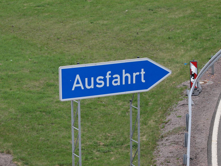 Ausfahrts-Schild an einer Autobahn (Archiv)