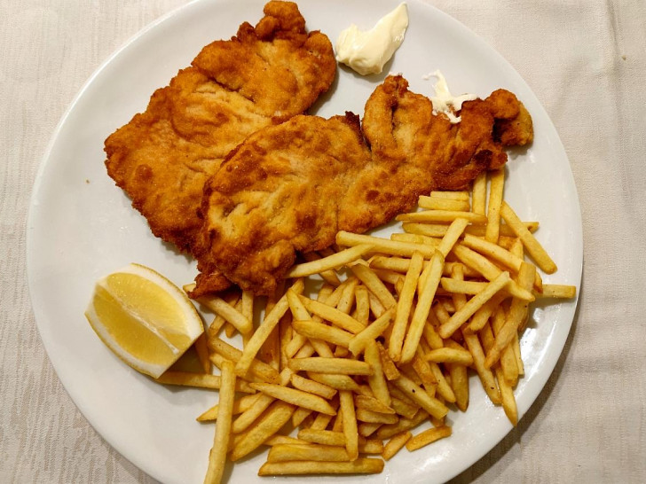 Pommes mit Wiener Schnitzel (Archiv)