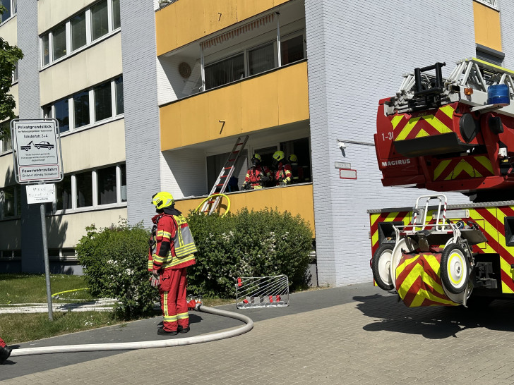 Am Dienstagnachmittag kam es in einem Mehrfamilienhaus in der Schubertstraße in Salzgitter-Lebenstedt zu einem Zimmerbrand. 