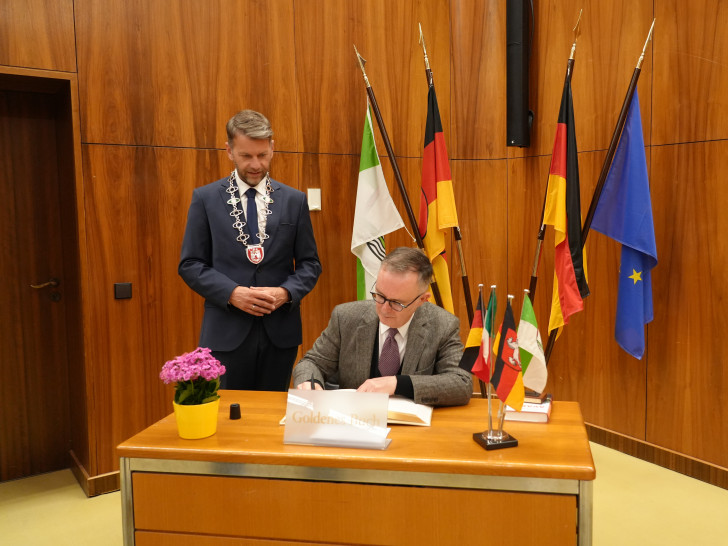 Der italienische Botschafter S.E. Fabrizio Bucci trägt sich im Beisein von Oberbürgermeister Dennis Weilmann in das Goldene Buch der Stadt Wolfsburg ein. 