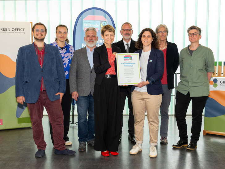 Zertifikatsübergabe mit TU-Präsidentin Angela Ittel, TU-Vizepräsident für Digitalisierung und Nachhaltigkeit Professor Manfred Krafczyk und Lena van der Kamp von Fairtrade Germany.