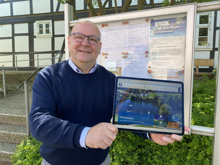 Der analoge Schaukasten des Ortsteils Fümmelse wird künftig durch einen digitalen ergänzt. Ortsbürgermeister Marc Angerstein stellte in der Ortsratssitzung die neue Website unter der Domain fuemmelse.de vor. 