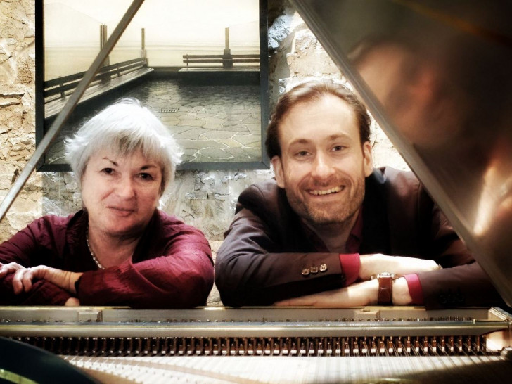 Amelie Gruner und Götz van Ooyen begeistern ihr Publikum seit vielen Jahren mit einer humorvollen und geistreichen Kombination aus Musik und Literatur.