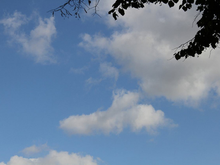 Wolken am blauen Himmel (Archiv)