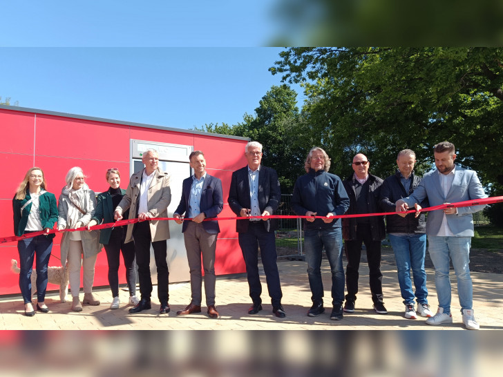 Oberbürgermeister Dennis Weilmann (fünfter von links) eröffnete jetzt im Beisein von Vertretenden aus Politik und Verwaltung die neu gestaltete Promenade am Allersee samt WC-Anlage.