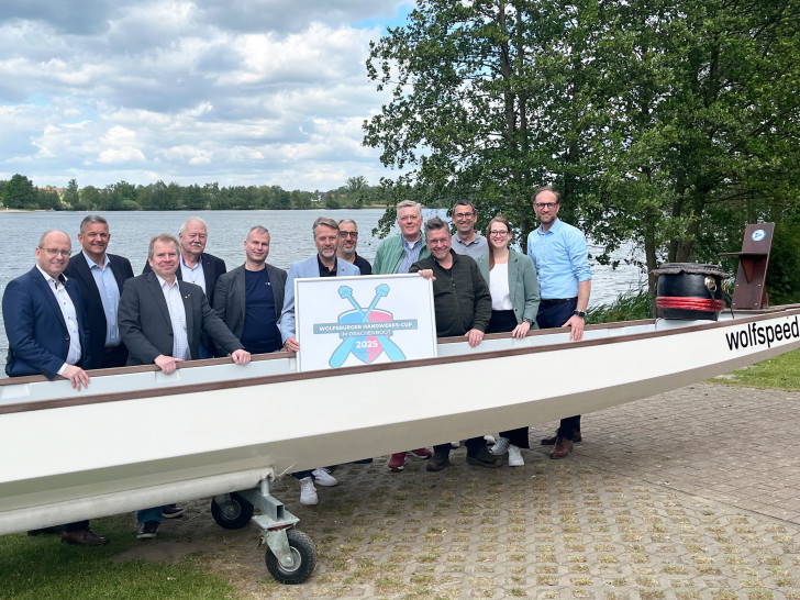 V. li.: Philipp Schulze (Sparkasse Celle-Gifhorn-Wolfsburg), Matthias Steffen (Handwerkskammer Braunschweig-Lüneburg-Stade), Claudius Nitschke (Kreishandwerkerschaft Helmstedt Wolfsburg), Burghard Selent (Innung für Elektrotechnik, Informationstechnik und Elektromaschinenbau), Thomas Casper (Lufthansa Industry Solutions AS GmbH), Sven Müller (Kreishandwerksmeister Wolfsburg), Stephan Trodtfeld (KFZ-Innung), Carsten Drewitz (Maler- und Lackierer-Innung), Michael Bitterhoff (Innung für Sanitär-, Heizungs- und Metallbeautechnik), Oliver Paprotny (Wolfsburger Kanu-Club e.V.), Sarah Brennecke (Lufthansa Industry Solutions AS GmbH) und Jens Hofschröer (Wirtschaftsdezernent und WMG-Geschäftsführer).