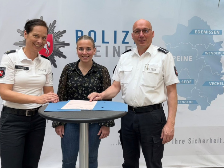 Polizeioberrätin Julia Semper, Sachbearbeiterin für Verkehrsangelegenheiten Wiebke Luttkus und Polizeihauptkommissar Stefan Rinke bei der Präsentation der Verkehrsunfallstatistik. 