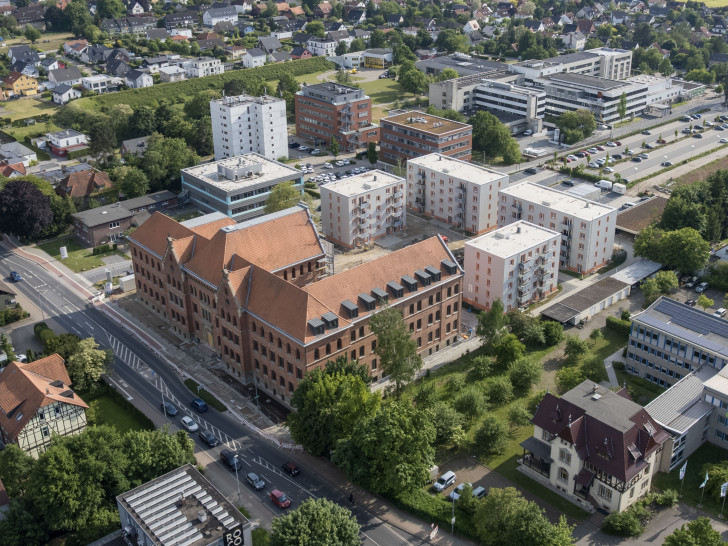 Ein aktuelles Bild vom Areal der Samsonschule. Die dahinter liegenden Neubauten sind bereits bezogen.