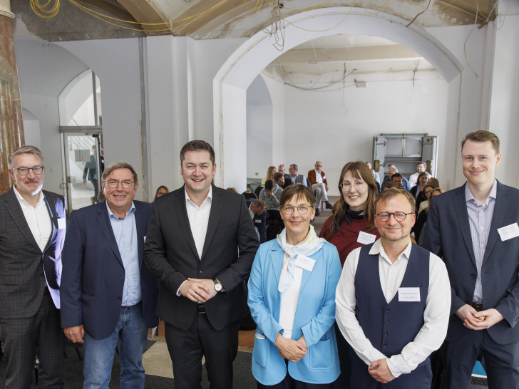 V.l.n.r.: Wirtschaftsdezernent Gerold Leppa, Karsten Gerkens, Leiter des URBAN-Netzwerks, Oberbürgermeister Dr. Thorsten Kornblum, Landesbeauftragte Dr. Ulrike Witt, Linn Tramm und René Peter Hohmann vom Deutschen Verband für Wohnungswesen, Städtebau und Raumordnung, und Mathias Dingerdissen aus der Niedersächsischen Staatskanzlei begrüßten die Teilnehmerinnen und Teilnehmer der 81. Tagung des Deutsch-Österreichischen URBAN-Netzwerks.