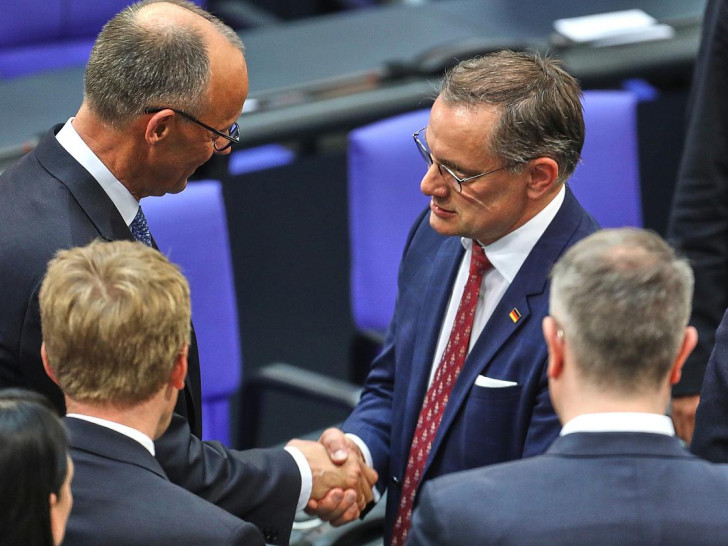 Friedrich Merz bekommt Glückwünsche von Tino Chrupalla am 06.05.2025