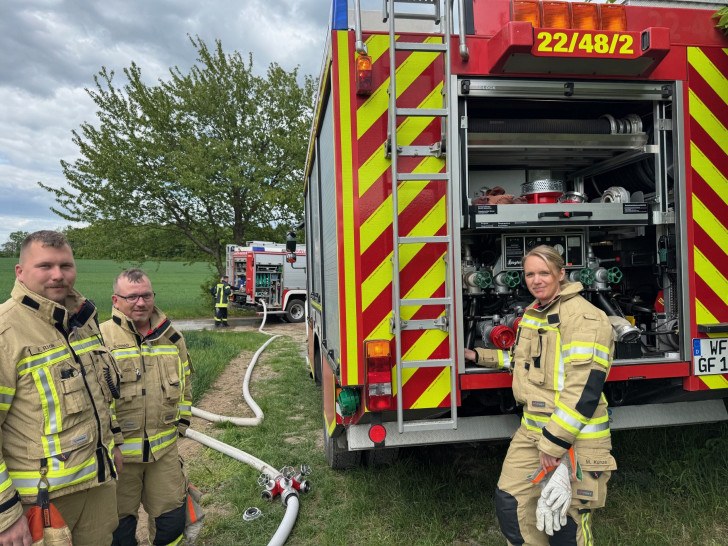  Die Freiwilligen Feuerwehren Groß Flöthe und Börßum sprangen nun kurzfristig ein, um Laichgewässer vor dem Austrocknen zu bewahren.