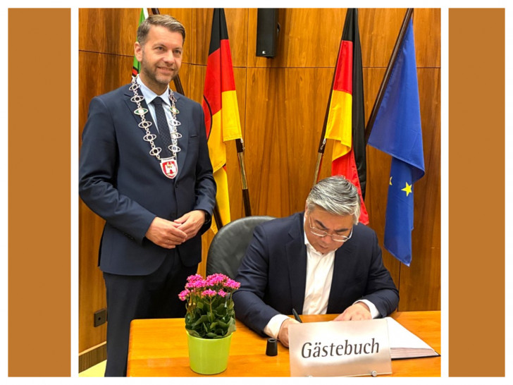 Oberbürgermeister Dennis Weilmann (links) mit seinem Gast beim Eintrag ins Gästebuch der Stadt. 